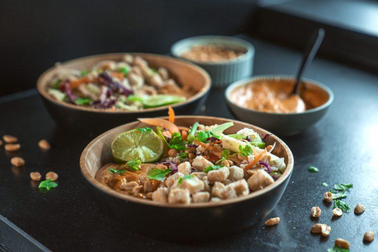 Quinoasalat med peanøttsaus og sprø tofu