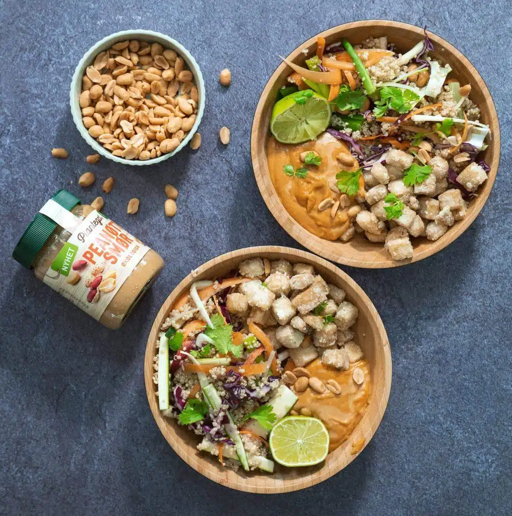 Proteinrik quinoasalat med verdens diggeste peanøttsaus og sprøstekt tofu – thumb3 e2 hanne