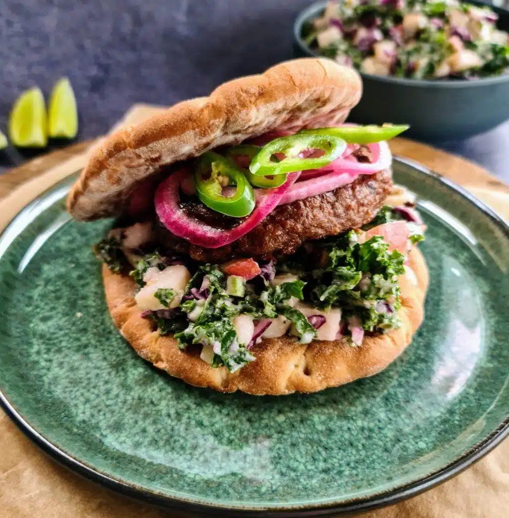 Vegetarburger med pimpet potetsalat