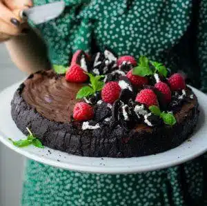 Silkemyk sjokolademoussekake med oreokjeks – sjokolademoussekake d .jpg square
