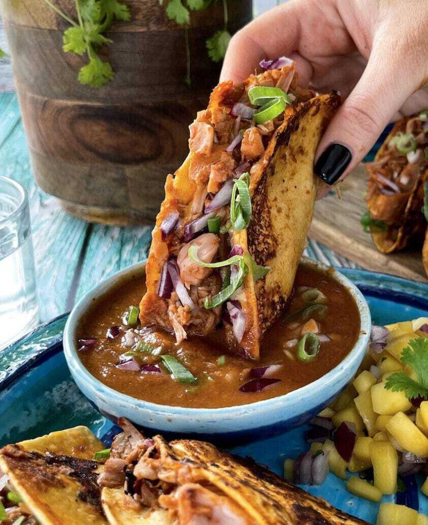 Dyppa taco - også kjent som Birria taco. Her med jackfrukt!