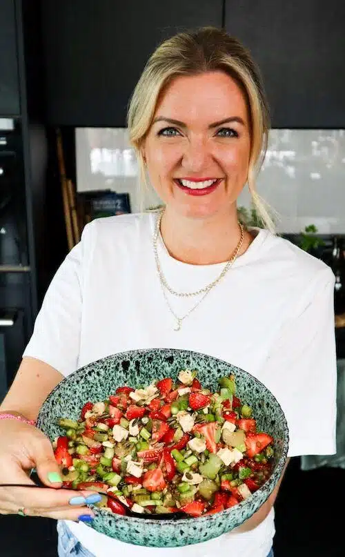 Frisk jordbær- og rabarbrasalat med (plante) feta – coop mega post 11 sommersalat bilde og salat