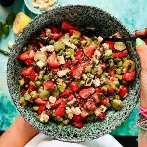 Frisk jordbær- og rabarbrasalat med (plante) feta – coop mega post 11 sommersalat bilde salat ovenfra square