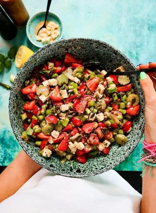 Frisk jordbær- og rabarbrasalat med (plante) feta – coop mega post 11 sommersalat bilde salat ovenfra
