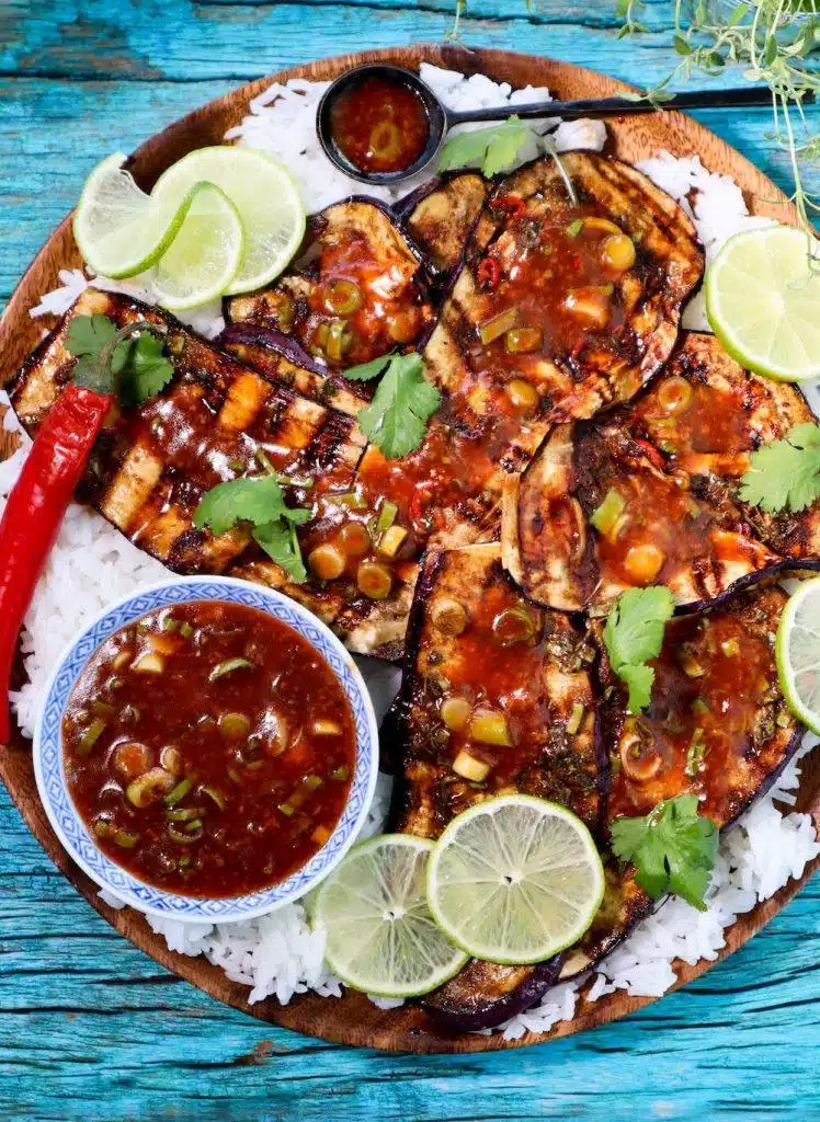 Aubergrill med bbq-saus – Ny grillfavoritt – ovenfra naerbilde web