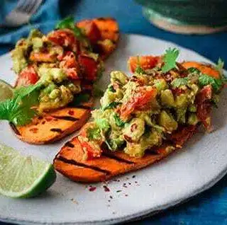 Grillede søtpotetskiver med fantastisk guacamole – superrask – grillede sotpotetskiver a web