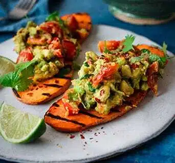 Grillede søtpotetskiver med fantastisk guacamole – superrask – grillede sotpotetskiver a web