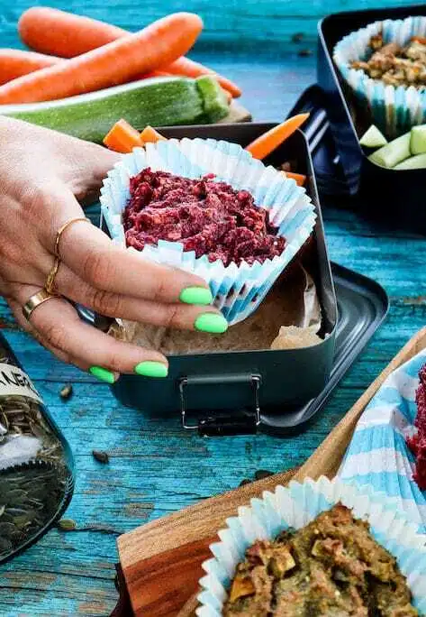 Matpakkemuffins – proppfull av protein og næring – holder rod muffins fra siden web