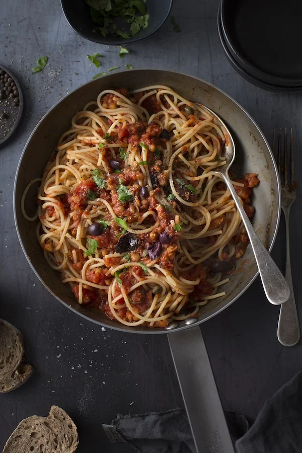 Pasta i tomat- og olivensaus – 23. pasta i tomat og olivensaus hanne lene dahlgren weben
