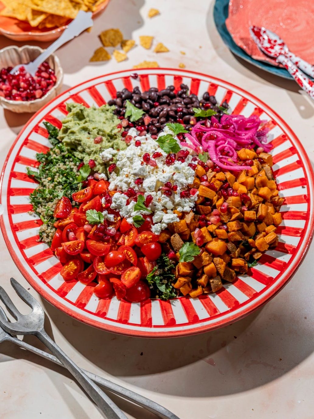 Tacosalat vegetar med søtpotet, grønnkål, sorte bønner og guacamole — foto: Sara Johannessen Meek