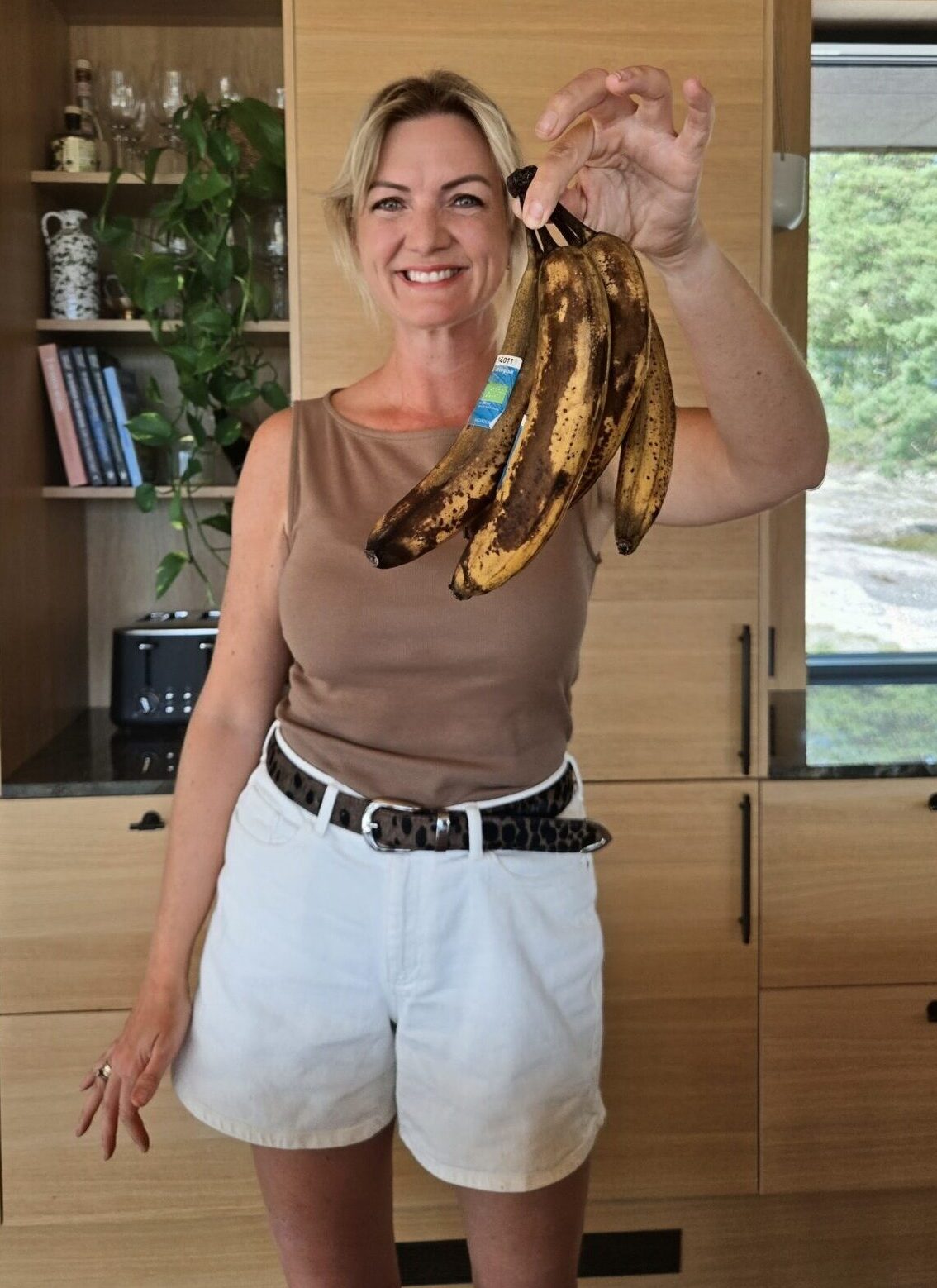 Hanne-Lene med overmodne bananer, perfekte til bananbrød