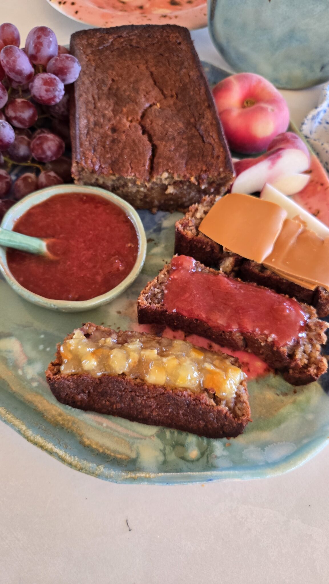 Skiver av bananbrød med brunost, syltetøy og marmelade