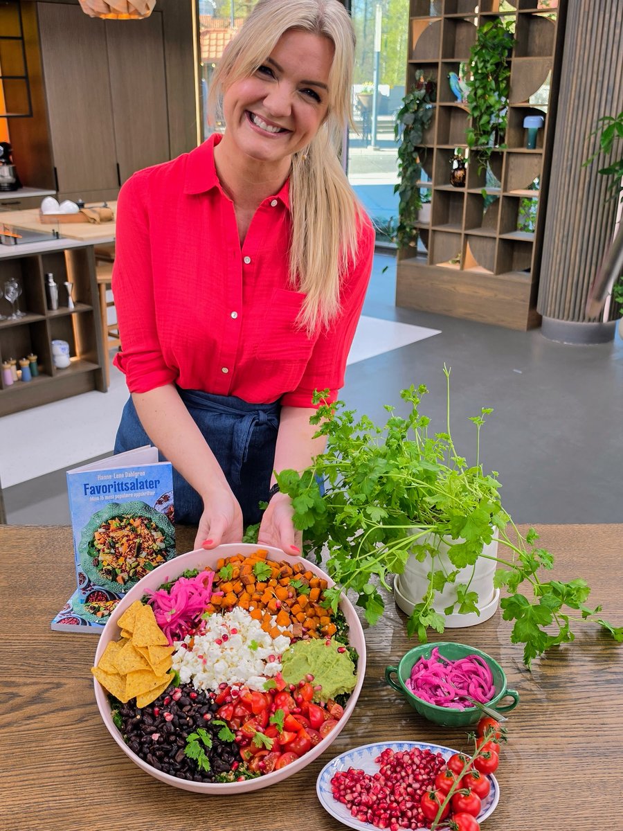 Hanne-Lene Dahlgren med en stor salat og boken Favorittsalater