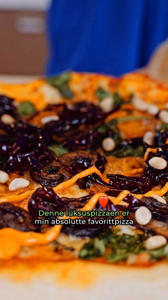 annonse⁠ 🍕 Min favorittpizza🏆 Overbeviste jeg MENY-kokken Roar tror du?⁠ 👍 og fikk du lyst på? Gratis oppskrift under fra min siste kokebok👇
⁠
Dette er en pizza jeg har fått høre fra SÅ mange at deres kjøttelskende halvdeler vil ha som fast innslag i helgen, så jeg var veldig spent på hva Roar synes, se resultatet over😍
⁠
👉 Dette trenger du for å lage min luksuspizza til to: ⁠
⁠
🧅 Hanne-Lenes rødløkskompott*:⁠
1 ss olivenolje⁠
2 ts smør, gjerne plantebasert⁠
1 rødløk, skivet⁠
2 ss sukker⁠
1¼ dl rødvin⁠
2 ss balsamicoeddik⁠
en klype salt⁠
⁠
🍄 Digg sopp:⁠
125 g sopp, gjerne aroma el. portobello⁠
1 ss smør⁠
1 hvitløksfedd, finhakket el. revet⁠
1 ss tamari el. soyasaus⁠
¼ ts timian (valgfritt)⁠
⁠
🌱 Annet:⁠
2 pizzabunner, gjerne fra PIZZA PIZZA hos MENY⁠
pizzasaus, gjerne fra Ask⁠ (inneholder ansjos)
1 neve frisk spinat el. ruccola⁠
1 neve revet smaksrik ost⁠
¼ ts chiliflak (valgfritt)⁠
ristede pinjekjerner (valgfritt)⁠
hvitløksdressing el. chilimajones⁠1. Lag kompotten først: Varm olje og smør i en stekepanne, ha i løk og sukker, og la steke på medium høy varme i 15 minutter. Ha i rødvin, balsamicoeddik og salt, og la småkoke på lav varme i 15 minutter til væsken har tyknet.⁠
2. Lag resten i mellomtiden og forvarm ovnen; 250 ℃, varmluft.⁠
3. Stek soppen på høy varme i skiver i tørr panne til det ikke kommer vann ut når du trykker på den med stekespaden.⁠
4. Demp varmen og tilsett smør, timian og hvitløk, og la steke i et par minutter. Rør deretter inn soyasaus og sett til side.⁠
5. Ta frem pizzabunnen, legg på et bakepapir og topp med pizzasaus, deretter ost, spinat og sopp. Stek i 7—12 minutter, avhengig av tykkelsen på bunnen.⁠
6. Legg deretter kompotten på pizzaen i små hauger, og topp med det du selv ønsker. Nytes med én gang.⁠*Får du rester av kompotten, holder den godt i kjøleskapet og passer til veldig mye forskjellig.⁠