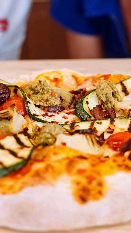 reklame: SJUKT god! Nå er det pizza-uke hos @meny_matglede !🥳 MENY-kokken Roar og jeg har denne uken laget hver vår digge grønne pizza! Det er faktisk helt utrolig hvor mye smak vi fikk inn i hver vår pizza, og over kan du få digge tips til å lage en god grønnsakspizza med grillede grønnsaker. (Bruk grillpanne om det ikke er grillvær!)Pizzadeigen til MENY er virkelig topp å bruke og jeg likte veldig godt pizzasausen til @askgard sin pizzasaus!🏆Vil du smake denne pizzaen? Legg igjen en 🍕 i kommentarfeltet, så skal jeg forsøke få med MENY på å gi ut et gavekort på pizza-ingredienser🤩Senere i uken skal jeg dele min favorittpizza, så følg med🤩